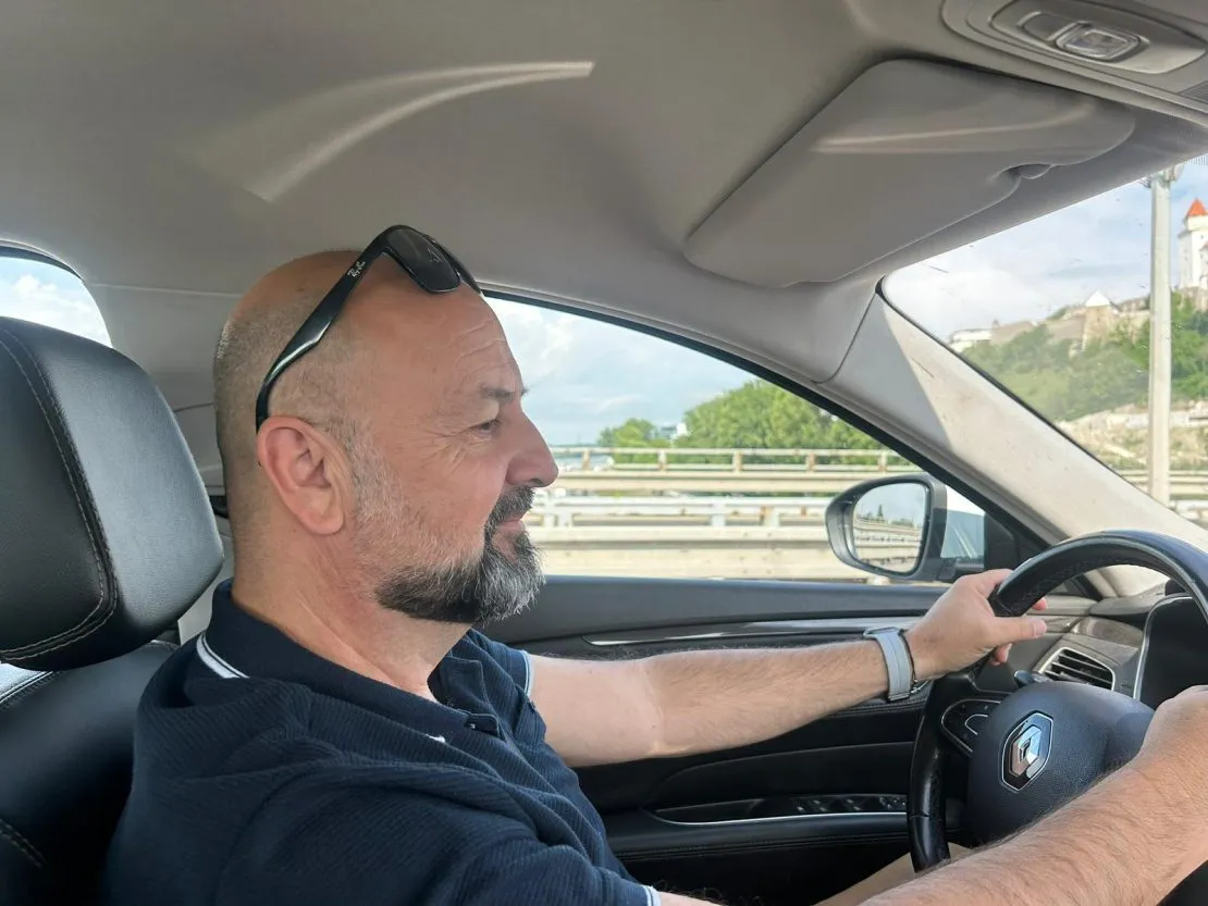 Bernard am Steuer seines Renault Espace