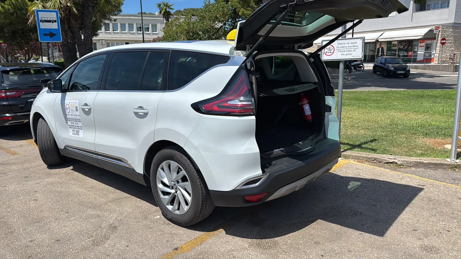 Geöffneter Kofferraum von Bernards Renault Espace mit Blick auf den Gepäckraum