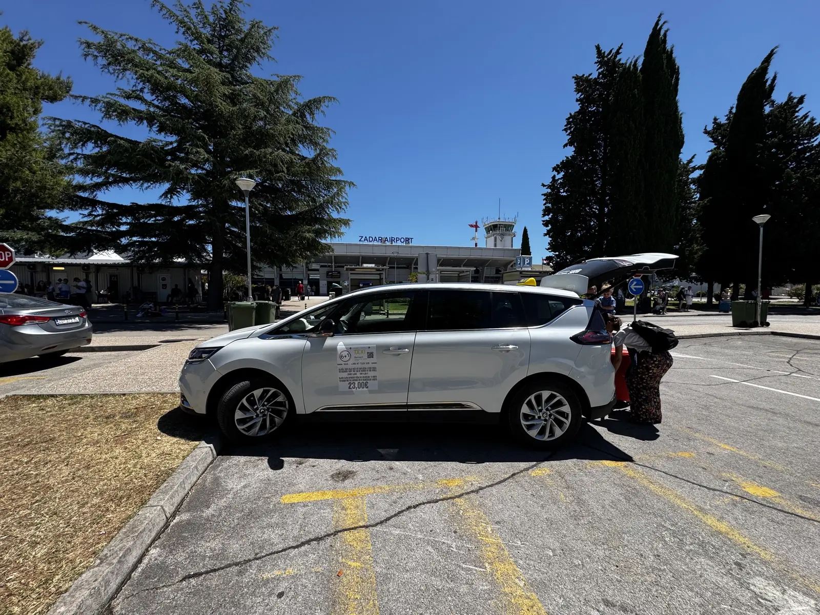 Bernards Taxi holt eine Familie am Flughafen Zadar ab