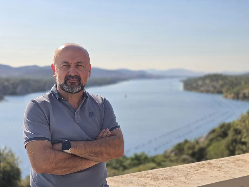 Taxi Bernard - Bernard Mikulić (owner) portrait with coastal background